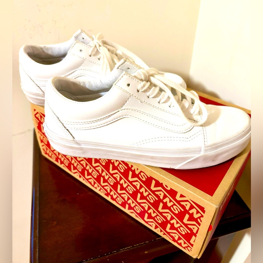 Vans Old Skool - Off The Wall-White Leather Women’s Sneakers. Size 7 Barely Worn